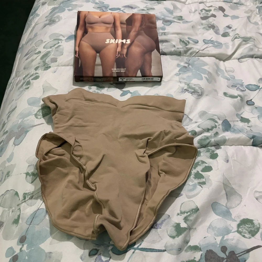 SKIMS Seamless Sculpt Mid Waist Brief - Clay - Size M - New - Picture 3 of 5